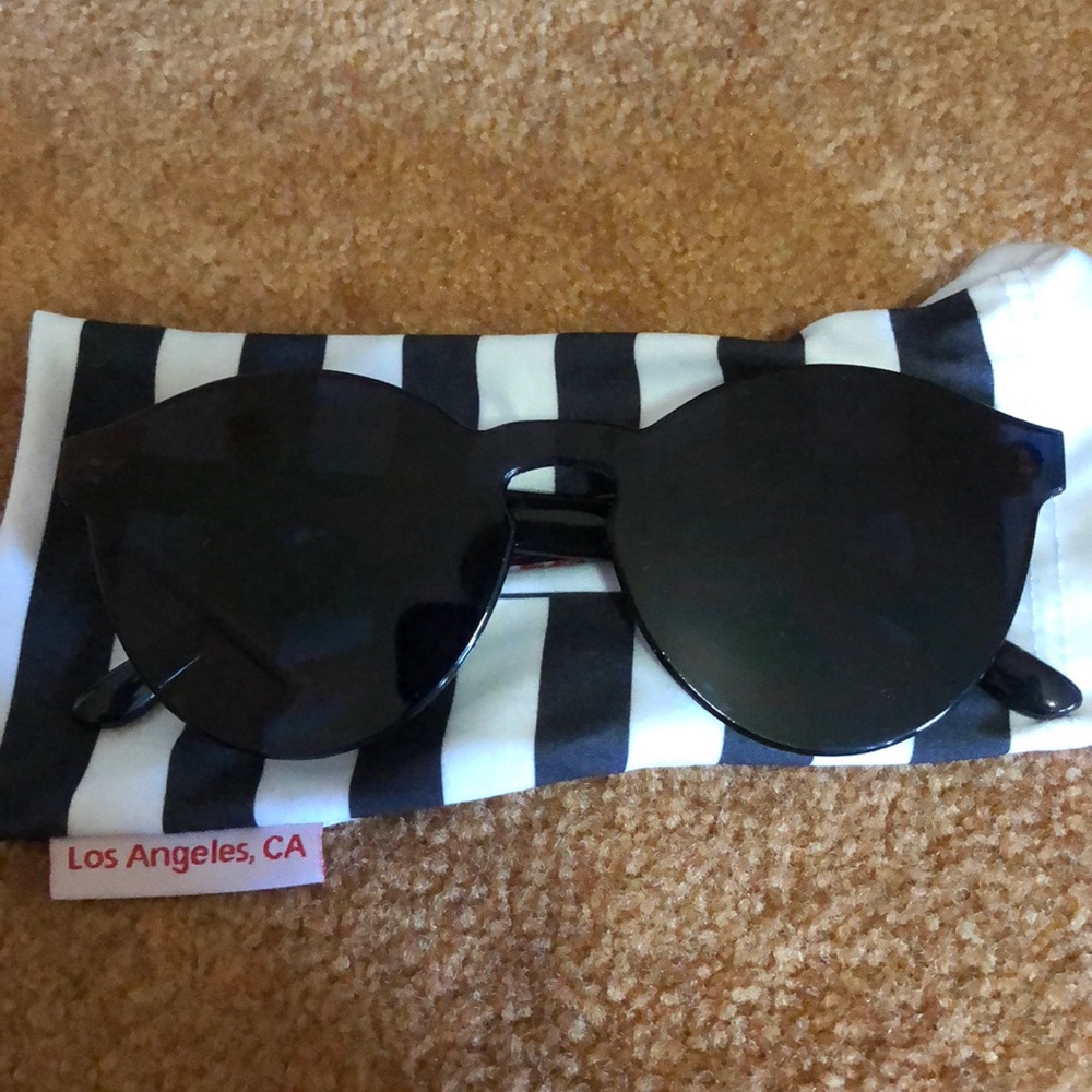 black round sunglasses